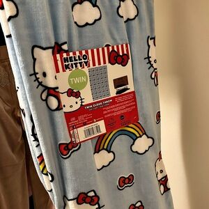 HELLO KITTY RAINBOW AND BOW BLANKET BRAND NEW WITH HANGER *TWIN*